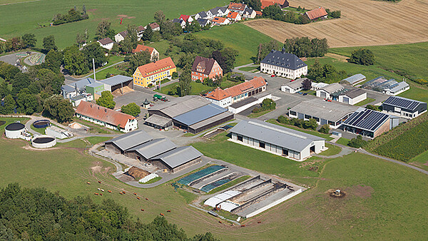 Die Landwirtschaftlichen Lehranstalten von oben, zu sehen ist das weitläufige Gelände mit den Verwaltungsgebäuden, den Maschinen- und Schulungshallen.