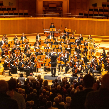 Großes Orchester in einem Konzertsaal
