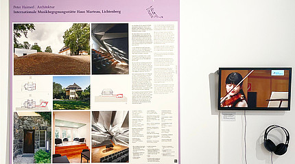 Ausstellung mit mehreren Bildern und Text sowie einem Bildschirm.