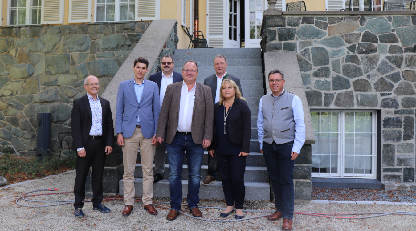 Auf dem Bild zu sehen ist Ulrich Wirz, Kristan von Waldenfels, Dirk Bergner, Daniela Hommel-Kreißl, Thomas Nagel, Peter Meyer und Henry Schramm vor Haus Marteau.