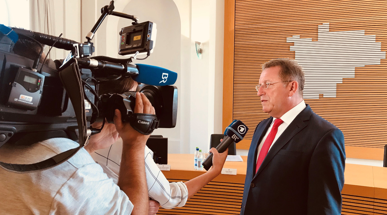 Das Bild zeigt Bezirkstagspräsident Henry Schramm vor der Kamera des Bayerischen Rundfunks beim Interview. 