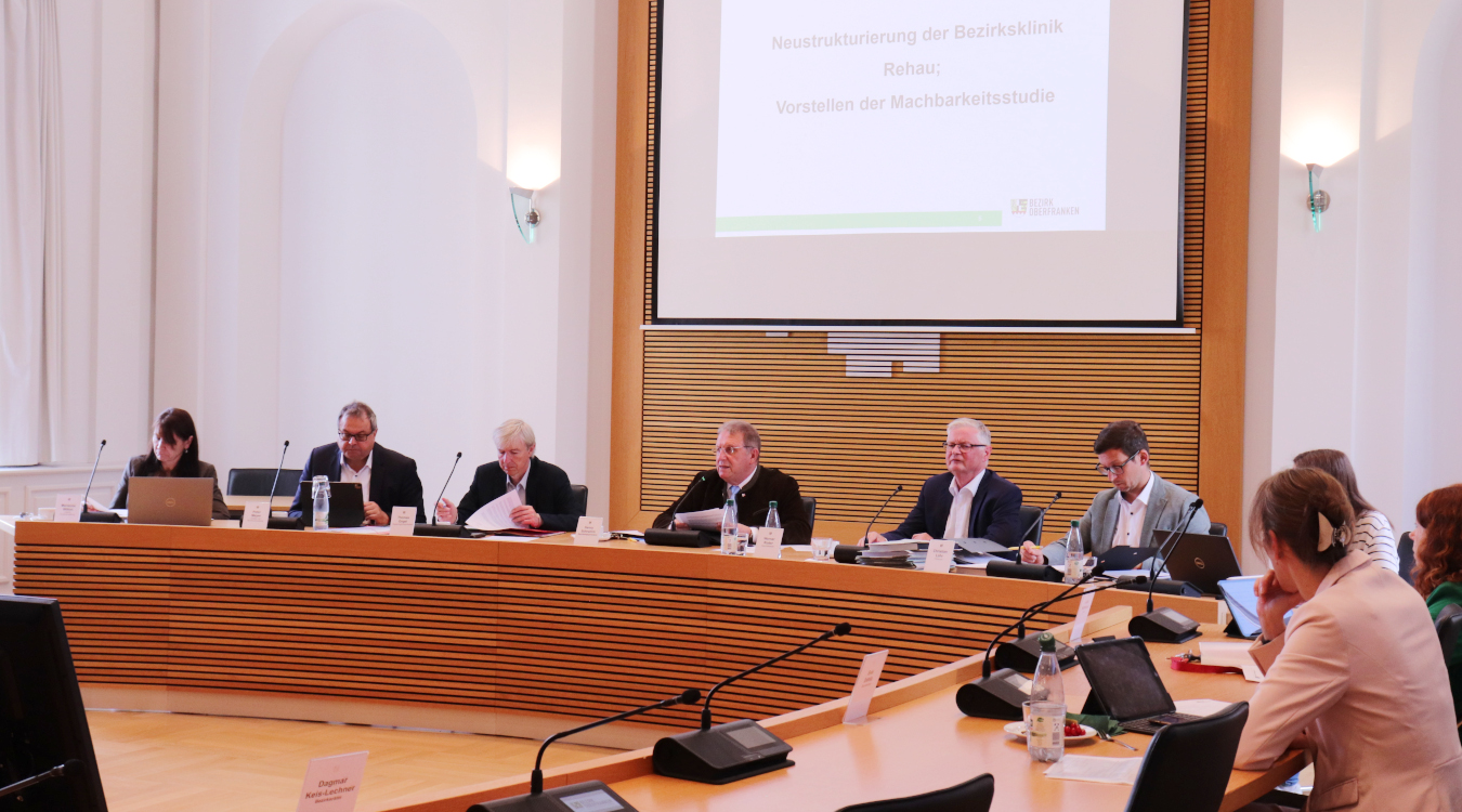 Ausschuss im Großen Sitzungssaal in Bayreuth Mehrere Menschen sitzen an einem runden Holztisch