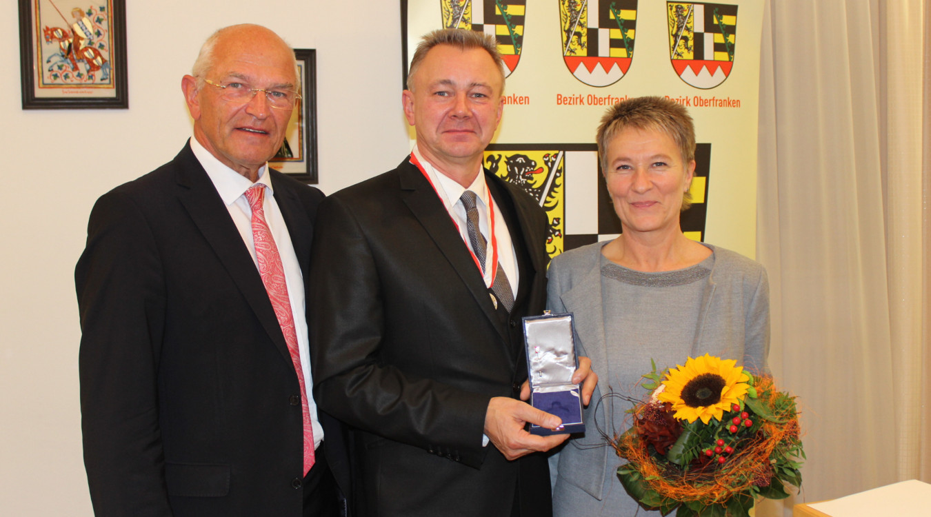 Von links zu sehen: Bezirkstagspräsident Dr. Günther Denzler, Hans Thomann jr. und dessen Ehefrau Gabriele Thomann.