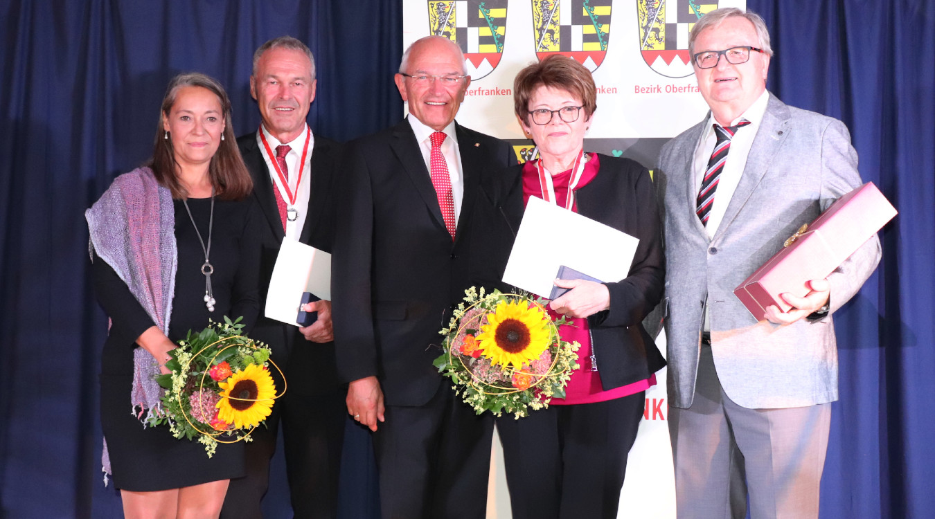 Annette Rebhan, OB Frank Rebhan, Bezirkstagspräsident Dr. Günther Denzler, Elke Protzmann und ihr Mann Hans Protzmann. 