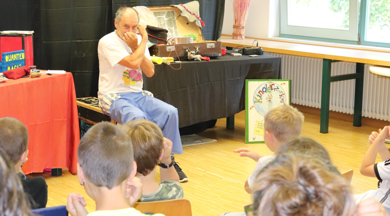 Kinderzirkusdirektor Peter Hofmann zaubert
