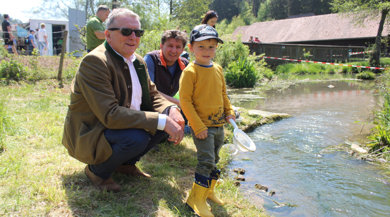 Bezirkstagspräsident Schramm beim Fischerfest am Safaribach