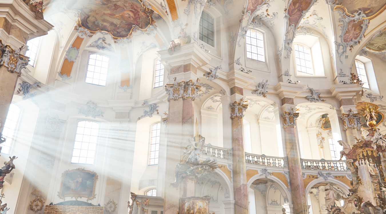 Gewinnerbild beim Fotowettbewerb des Bezirks Oberfranken 2026 Ein Lichtstrahl fällt durch ein Fenster in das Innere eines Kirchengebäudes
