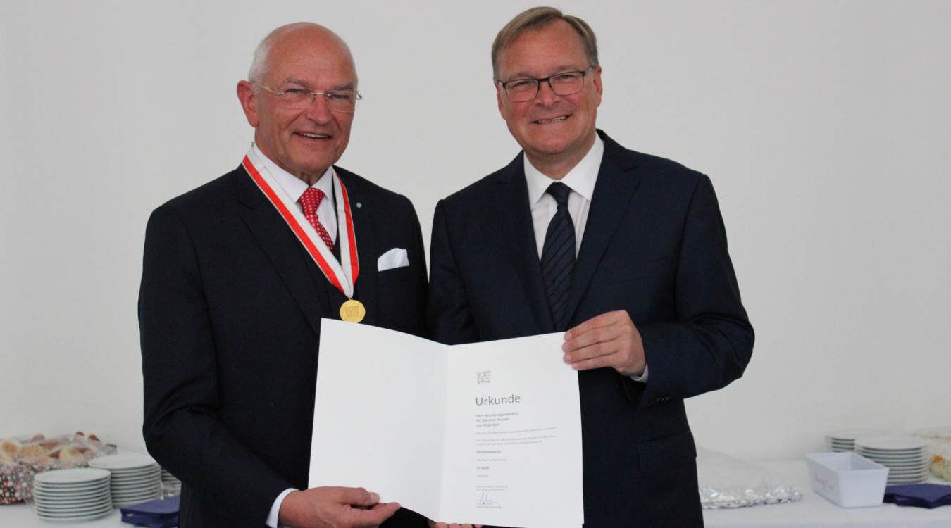 Das Bild zeigt den Bezirkstagsvizepräsidenten Andreas Starke mit dem frisch gebackenen Ehrenmedaillenträger Dr. Günther Denzler.