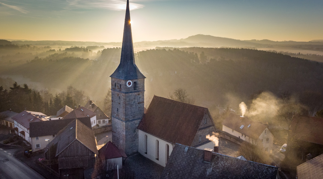Die Luftaufnahme zeigt die St. Bartholomäus-Kirche in Mistelbach.
