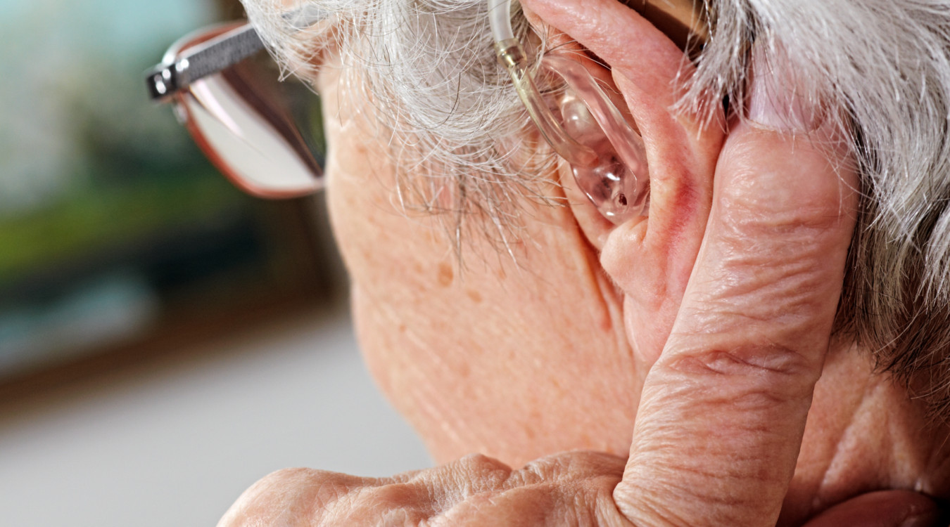 Eine alte Dame mit Hörgerät