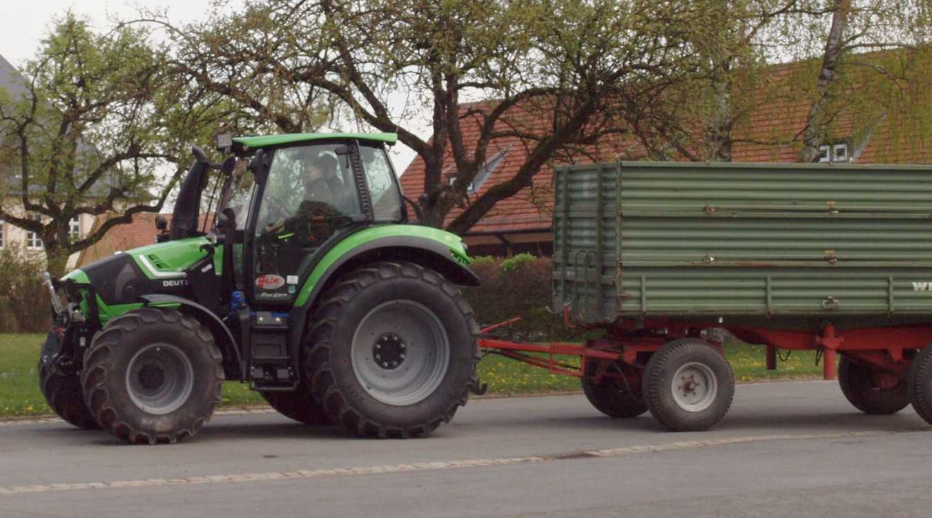 Ein Traktor mit Anhänger