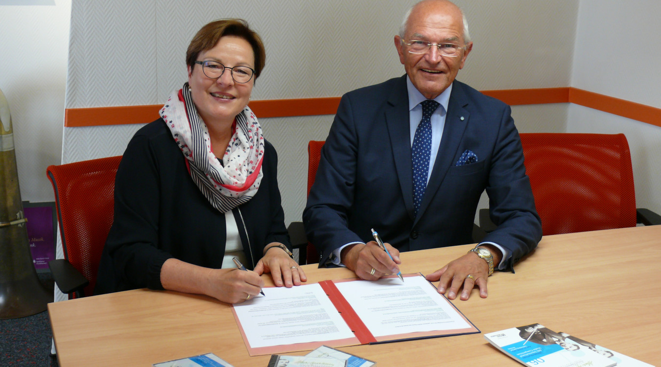 Bezirkstagspräsident Dr. Denzler und die Intendantin der Hofer Symphoniker, Frau Ingrid Schrader, unterzeichnen den Kooperationsvertrag.