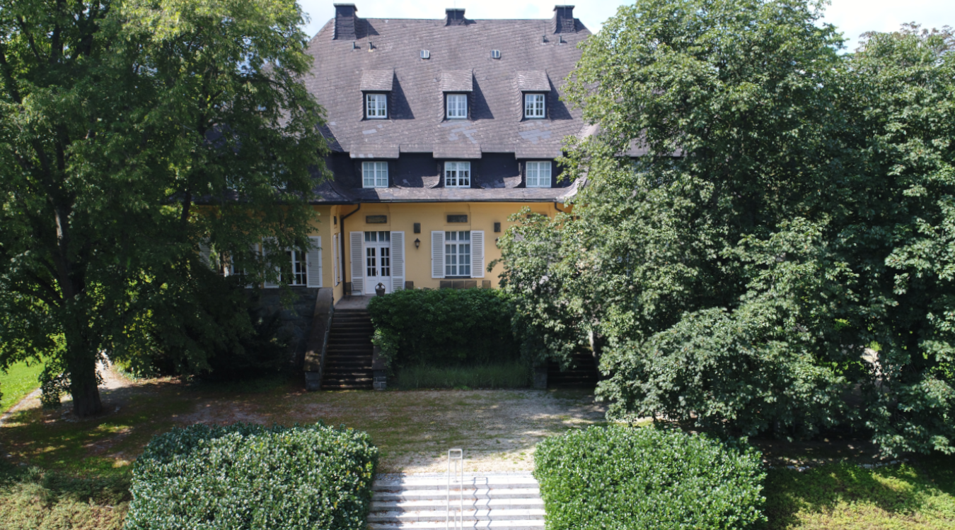 Blick auf die Rückseite von Haus Marteau, eine alte Villa in einem Park