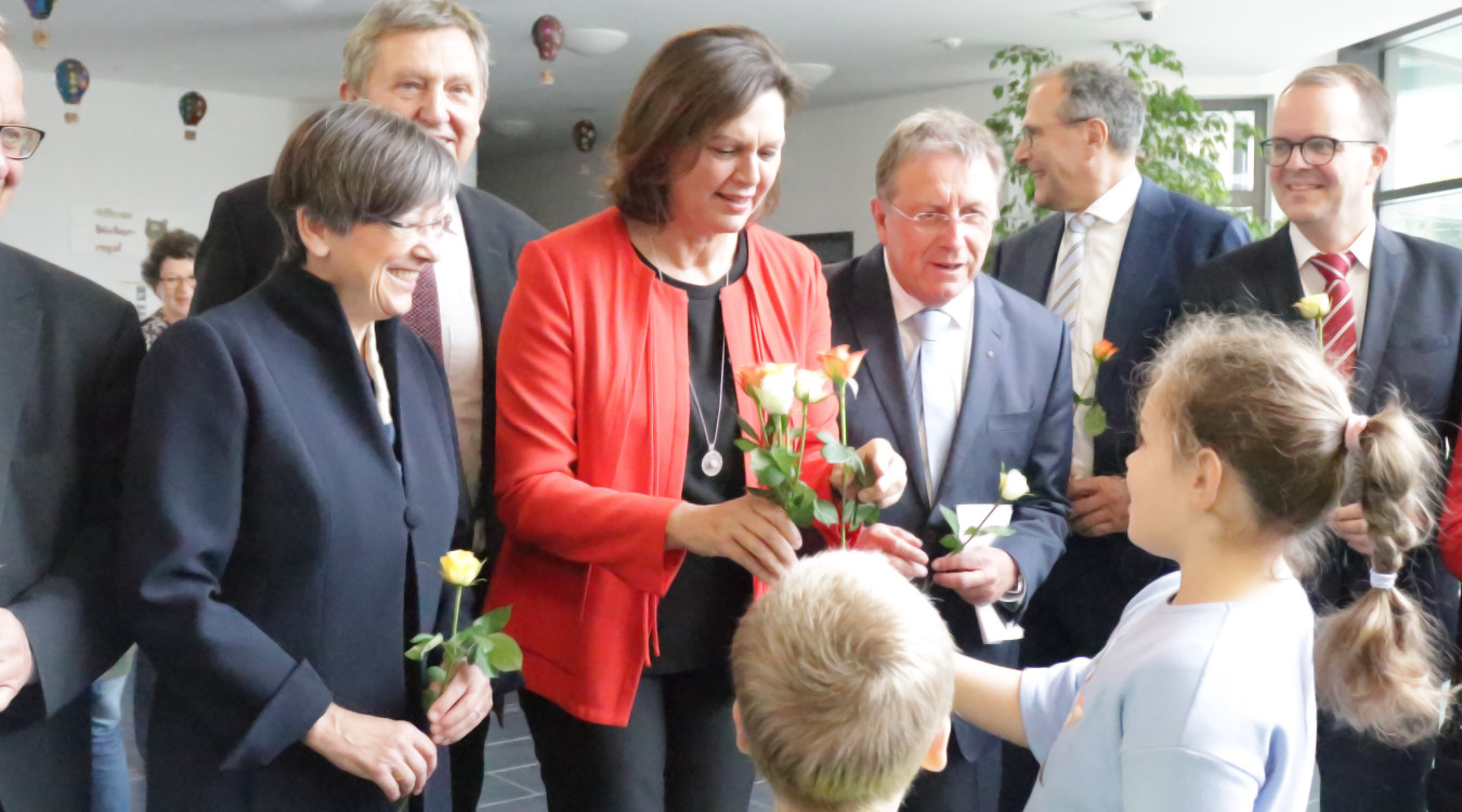 Schülerinnen überreichen Landtagspräsidentin Ilse Aigner Blumen