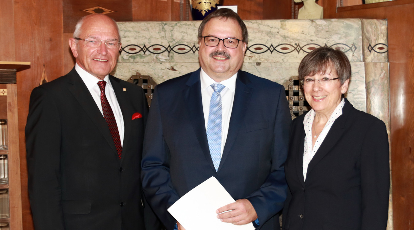 Das Bild zeigt Peter Meyer umrahmt von Bezirkstagspräsident Dr. Günther Denzler und der Regierungspräsidentin Heidrun Piwernetz. 