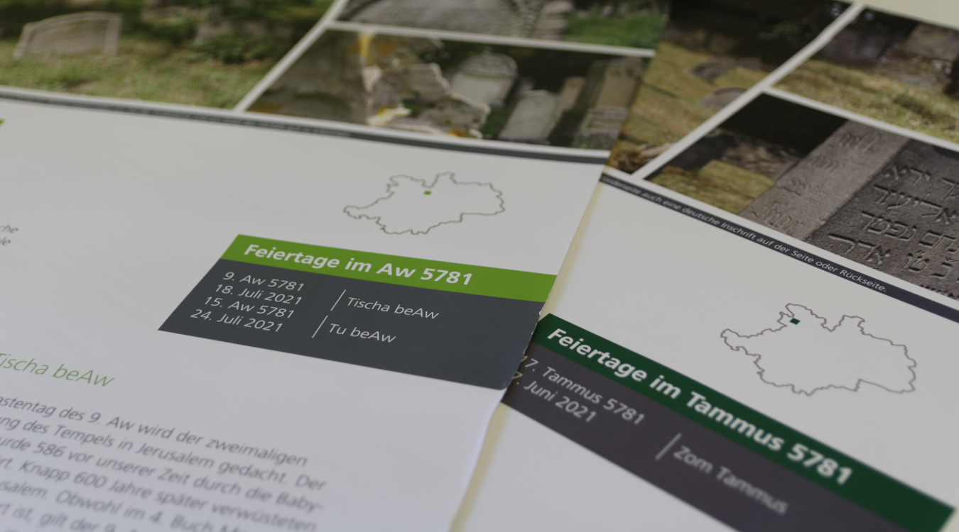 Plakatserie „Jüdisches Leben in Oberfranken“ Zwei Dokumente liegen nebeneinander. Auf den Bildern sind jüdische Grabsteine zu sehen.