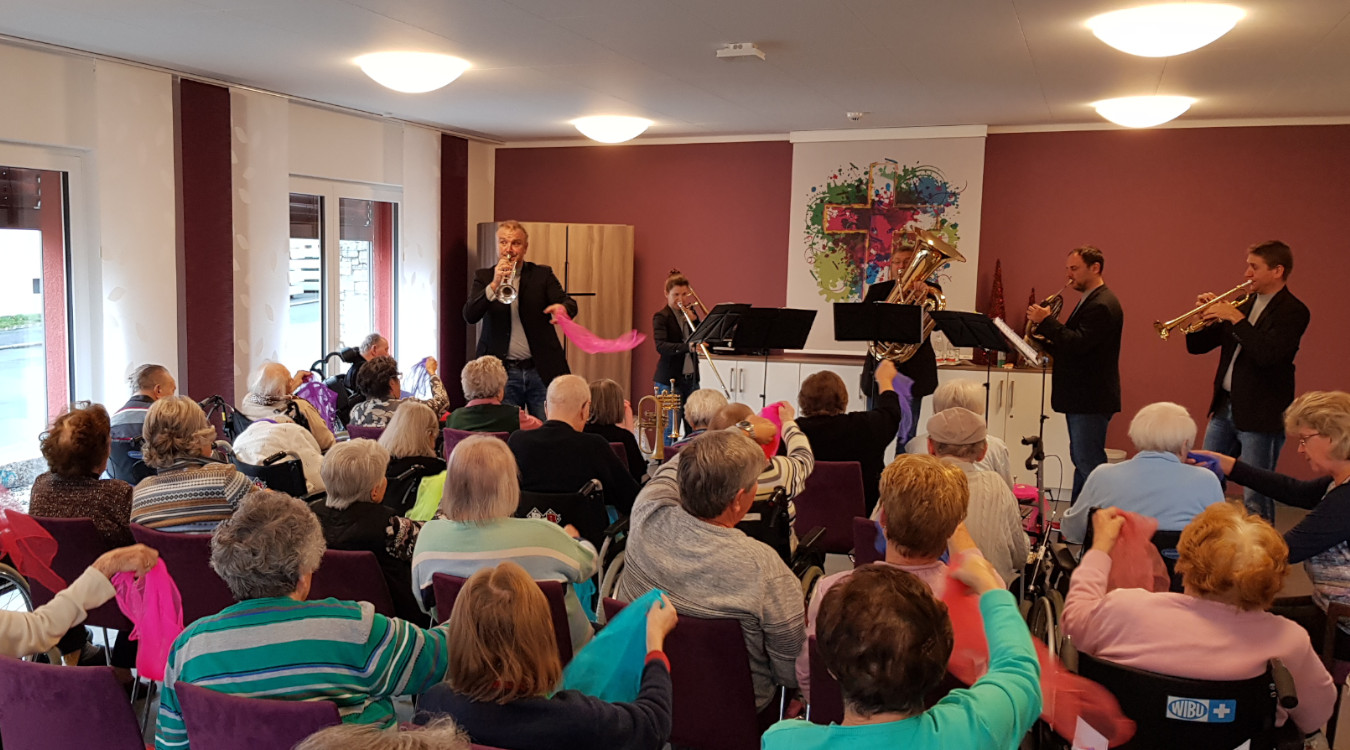 Das Blechbläser-Quintett Rekkenze Brass spielt vor Senioren