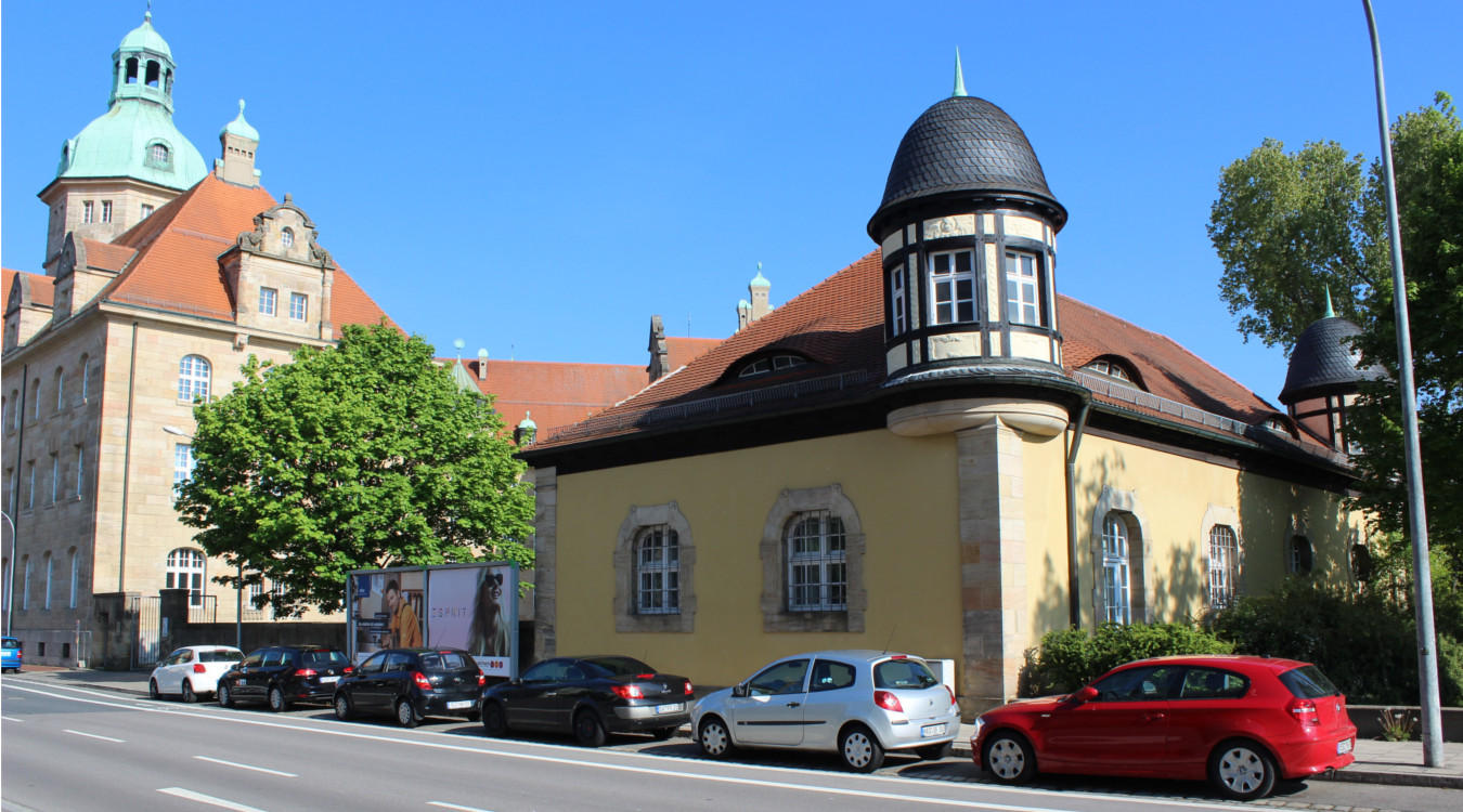 Die Servicestelle des Bezirks Oberfranken in Bamberg befindet sich am Wilhelmsplatz, Eingang Augustenstraße.