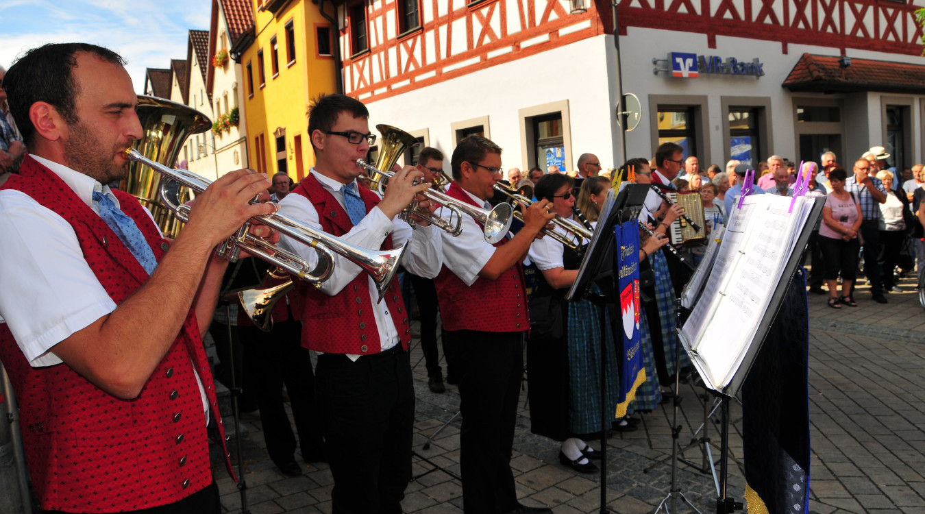 Das Bild zeigt eine Volksmusikgruppe auf dem Marktplatz in Pottenstein. 