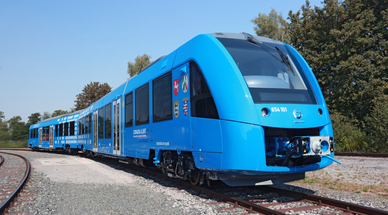 Das Bild zeigt einen blauen Zug, der durch die Wasserstoff-Technologie angetrieben wird. 
