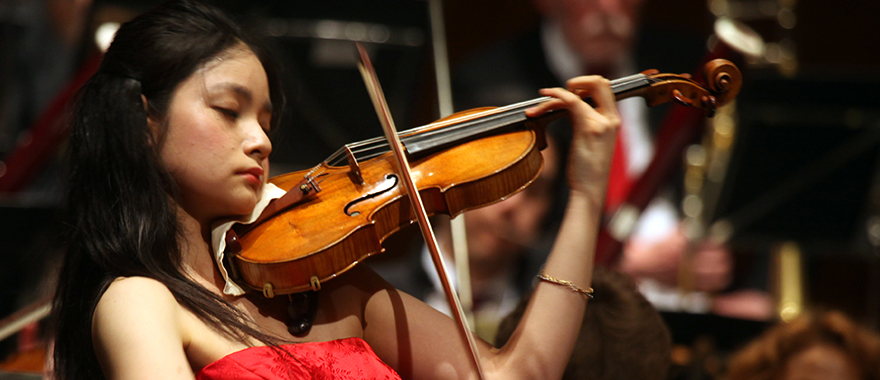 Eine junge Frau spielt auf der Geige beim Abschlusskonzert des Internationalen Violinwettbewerbs Henri Marteau 