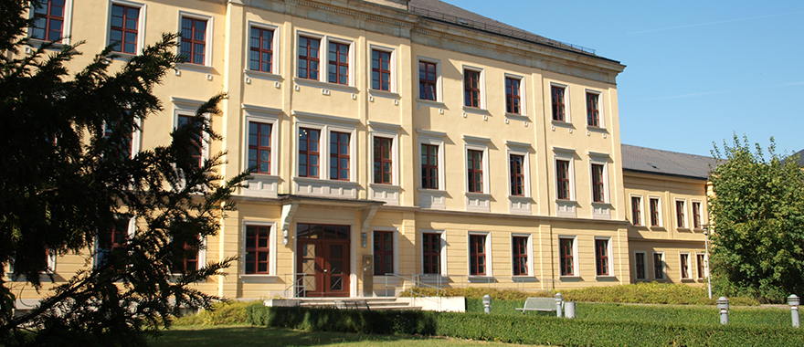 Ein großes helles Gebäude aus dem neunzehnten Jahrhundert, das Verwaltungsgebäude des Bezirks Oberfranken. 