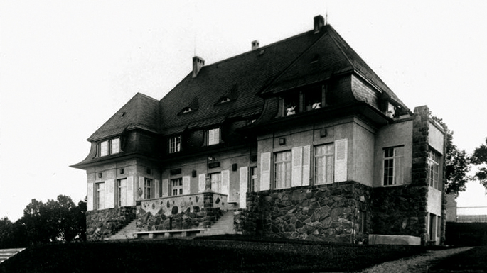Eine Schwarz-Weiß-Aufnahme einer Villa