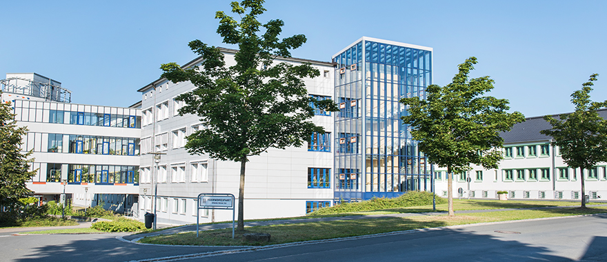 Das Bild zeigt den modernen Diagnostik- und Behandlungstrakt des Bezirkskrankenhauses in Bayreuth. 