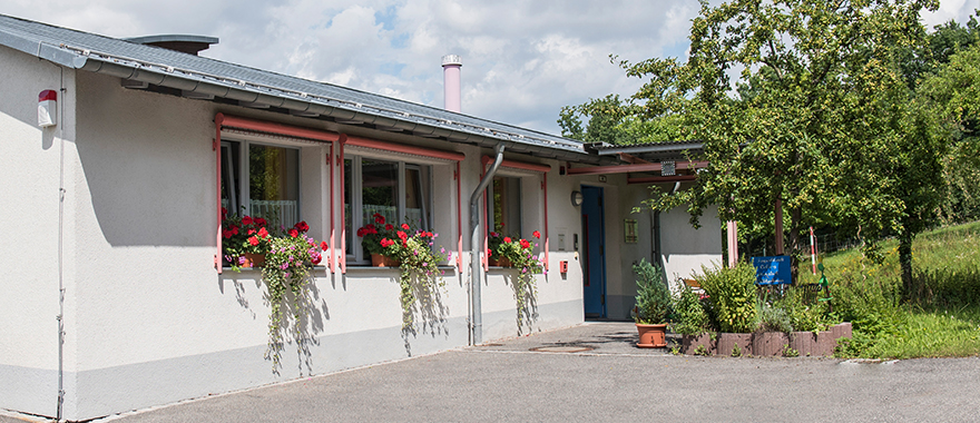 Das Bild zeigt die Tagesklinik für Erwachsenenpsychiatrie in Coburg von außen. 