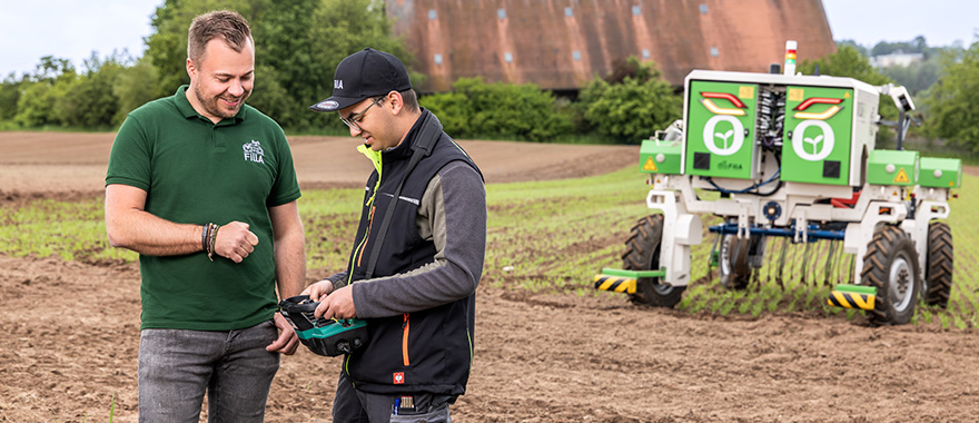 Das FillA Team mit der FillA Pilotklasse beim Feldeinsatz mit einem der drei Feldrobotern.